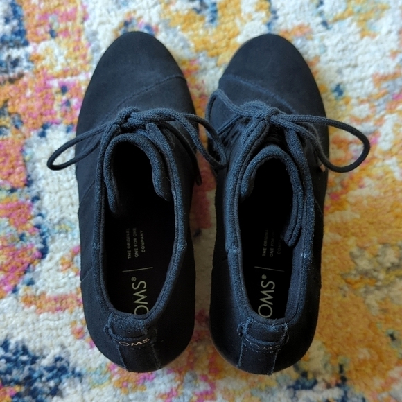 Toms Hyde Classic Suede Lace Up Stacked Wooden Wedge Ankle Booties Black 6 - Picture 4 of 16